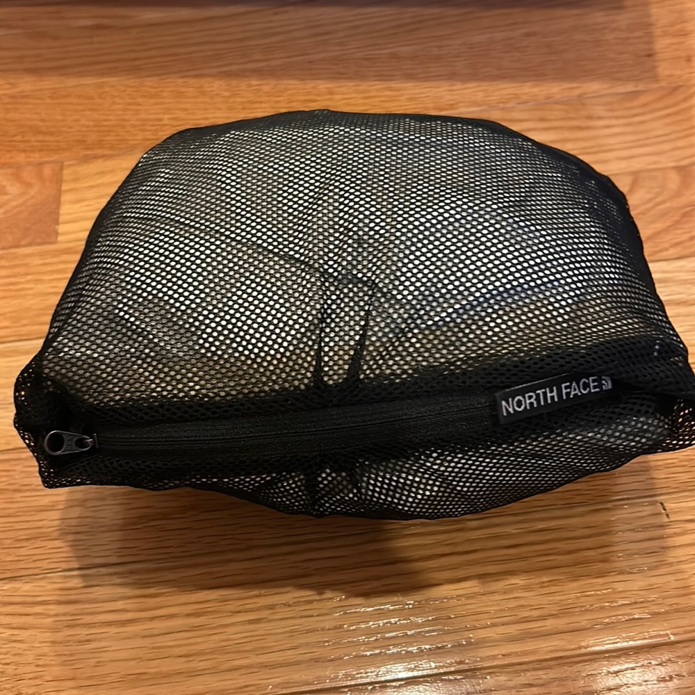 Men’s North Face packable rain jacket size medium